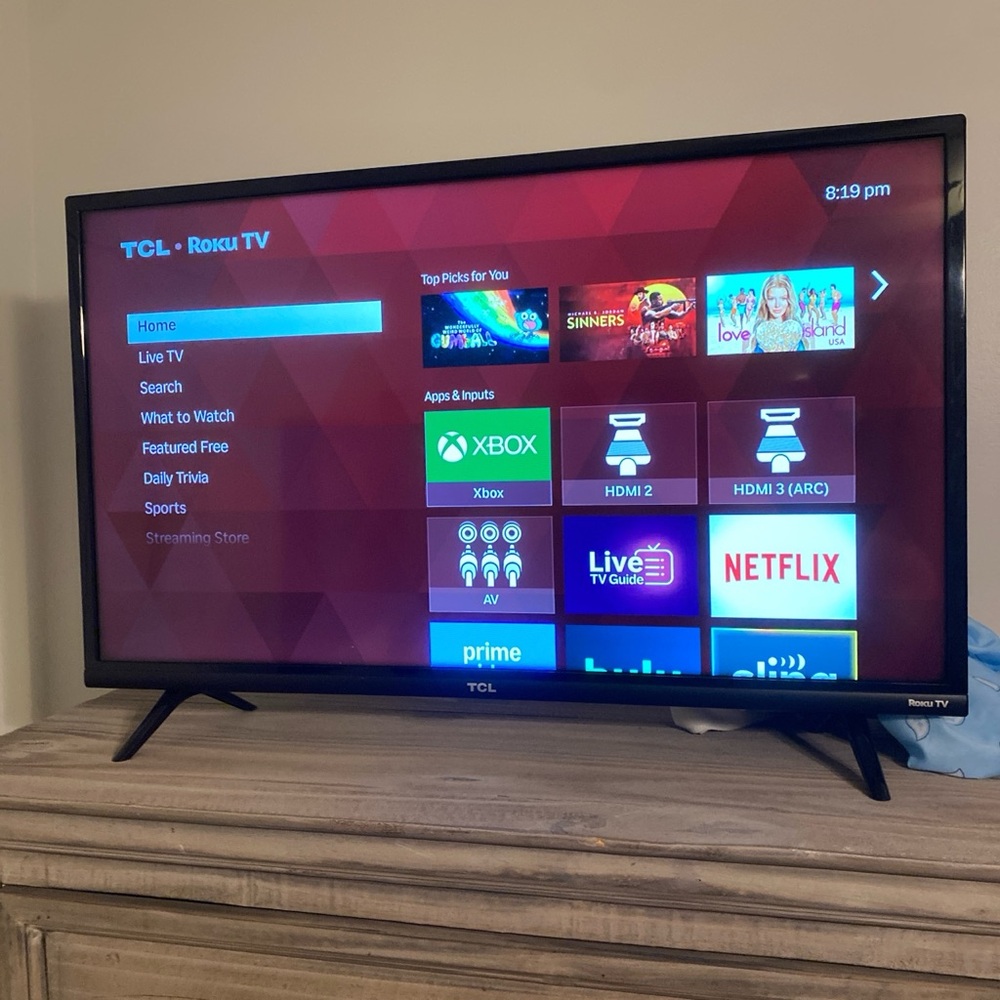 TCL Roku TV - Sleek Black Design
